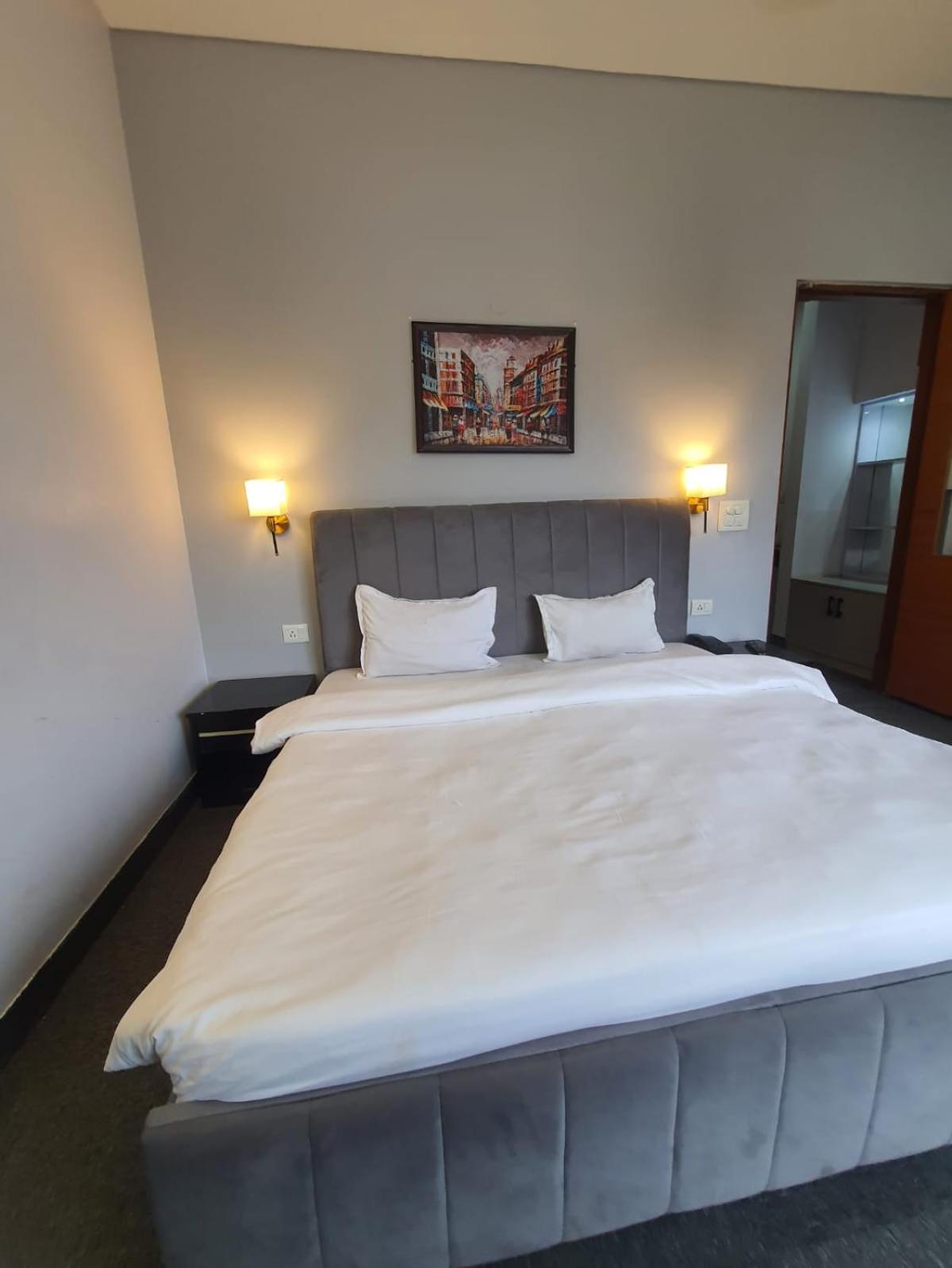 Mallenzo Suites Dlf Phase 1 غورغاون المظهر الخارجي الصورة