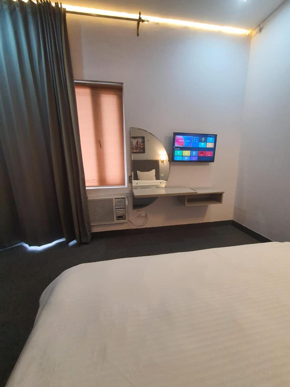 Mallenzo Suites Dlf Phase 1 غورغاون المظهر الخارجي الصورة