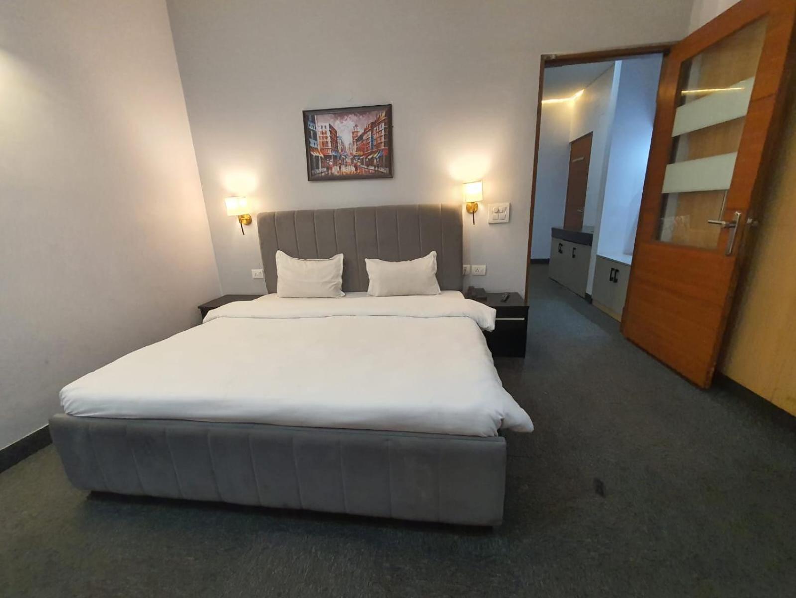 Mallenzo Suites Dlf Phase 1 غورغاون المظهر الخارجي الصورة
