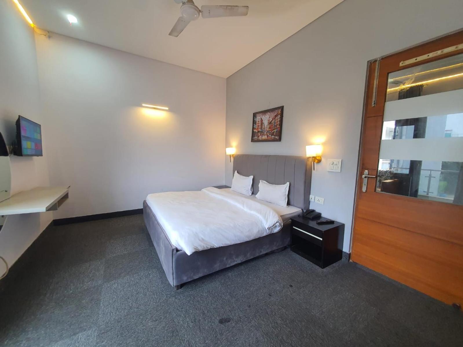 Mallenzo Suites Dlf Phase 1 غورغاون المظهر الخارجي الصورة